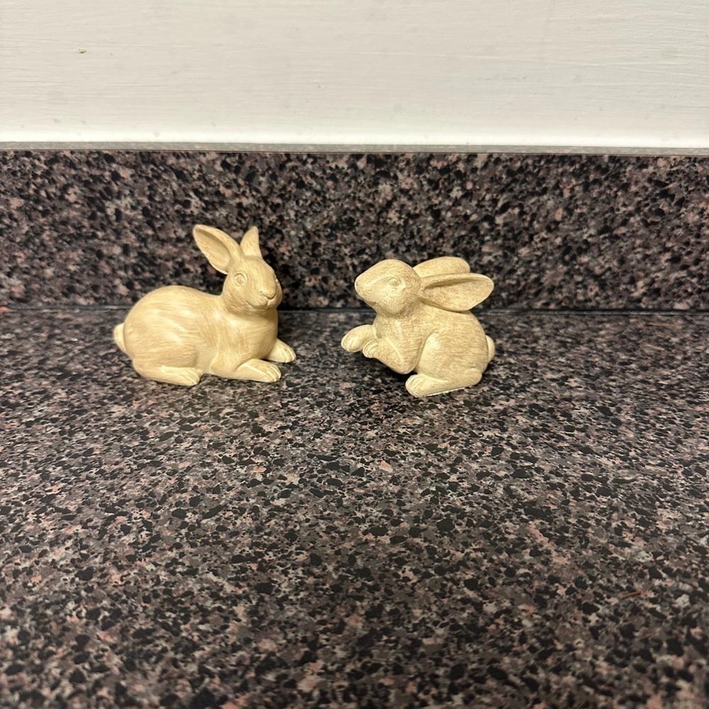 Resin Easter Bunnies 2ct Tiered Tray